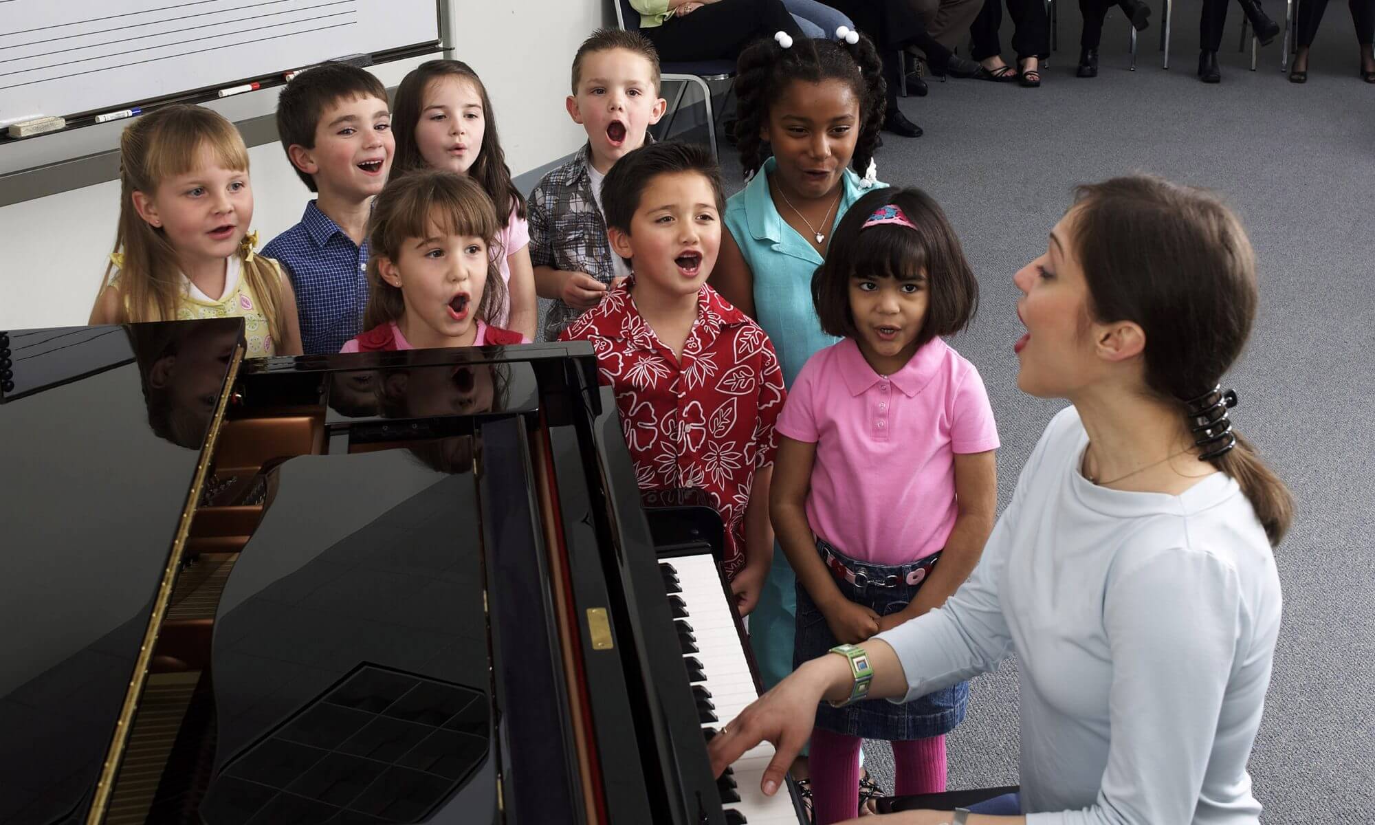 1 класс без музыки. Урок в музыкальной школе. Дети в музыкальной школе. Музыкальный кружок для детей. Школьники поют.